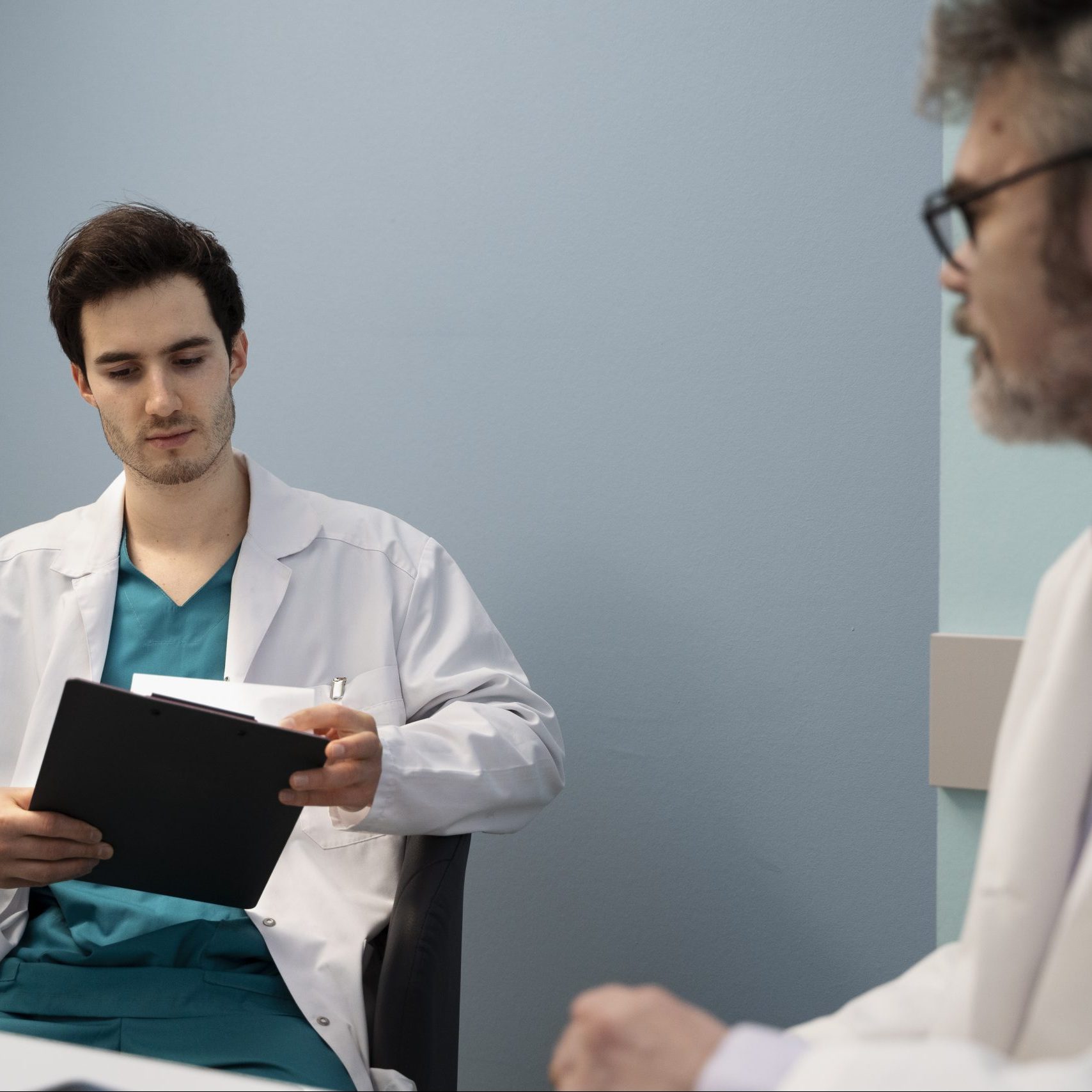 medium-shot-doctors-chatting-at-work